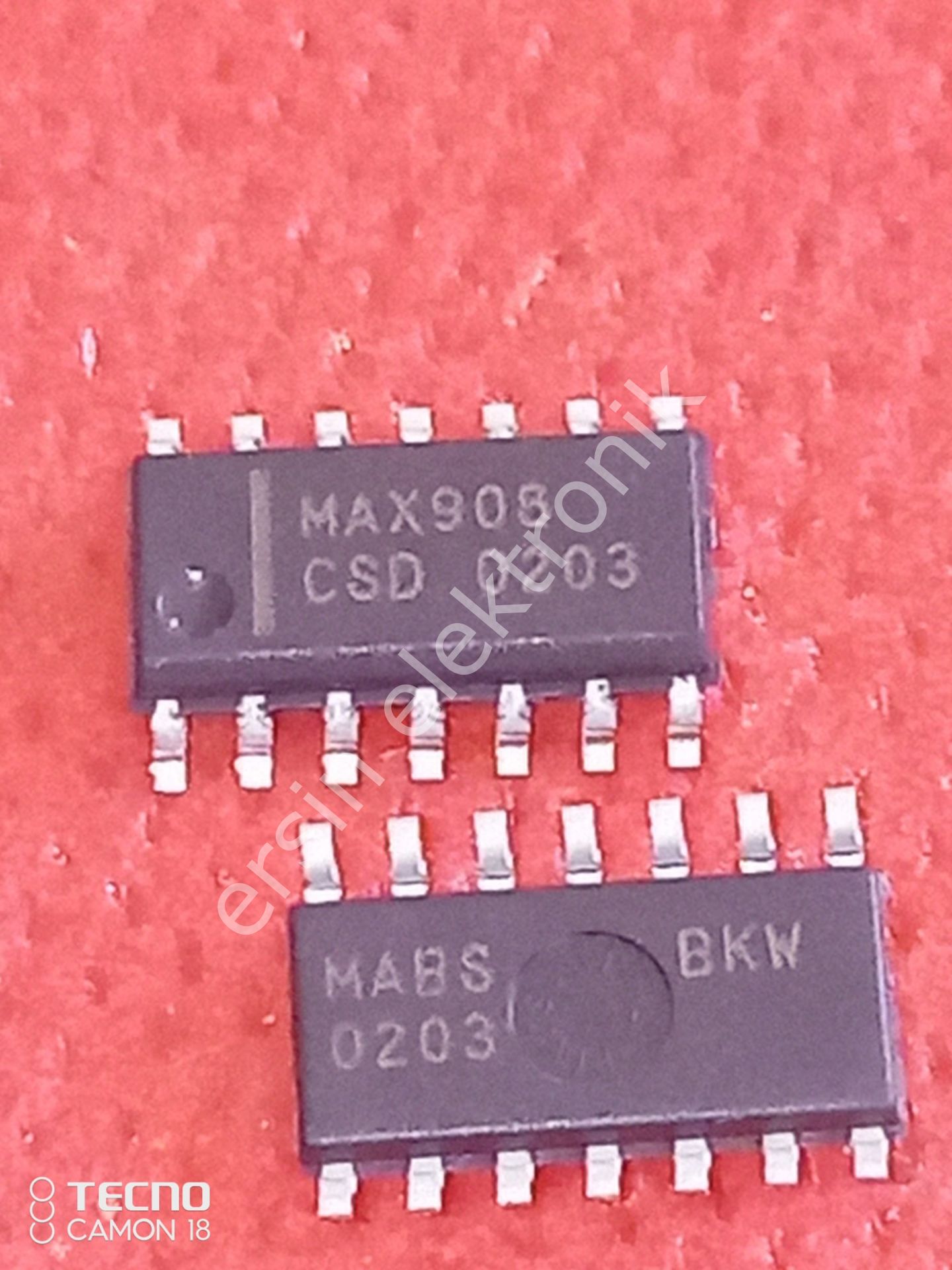 MAX908CSD Single/Dual/Quad High-Speed, Ultra Low-Power, Single-Supply TTL Comparator (sem)