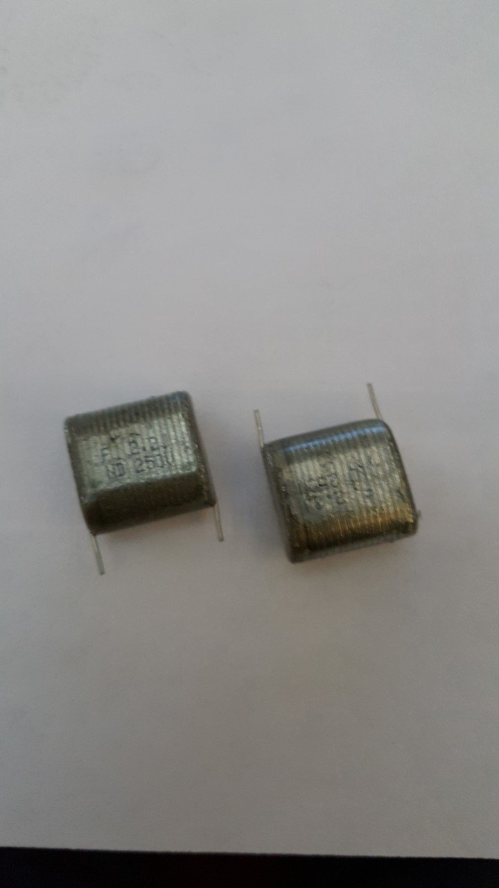 2.2uF 250V Kondansatör Kutupsuz.(19X8) bacak aralığı 15mm