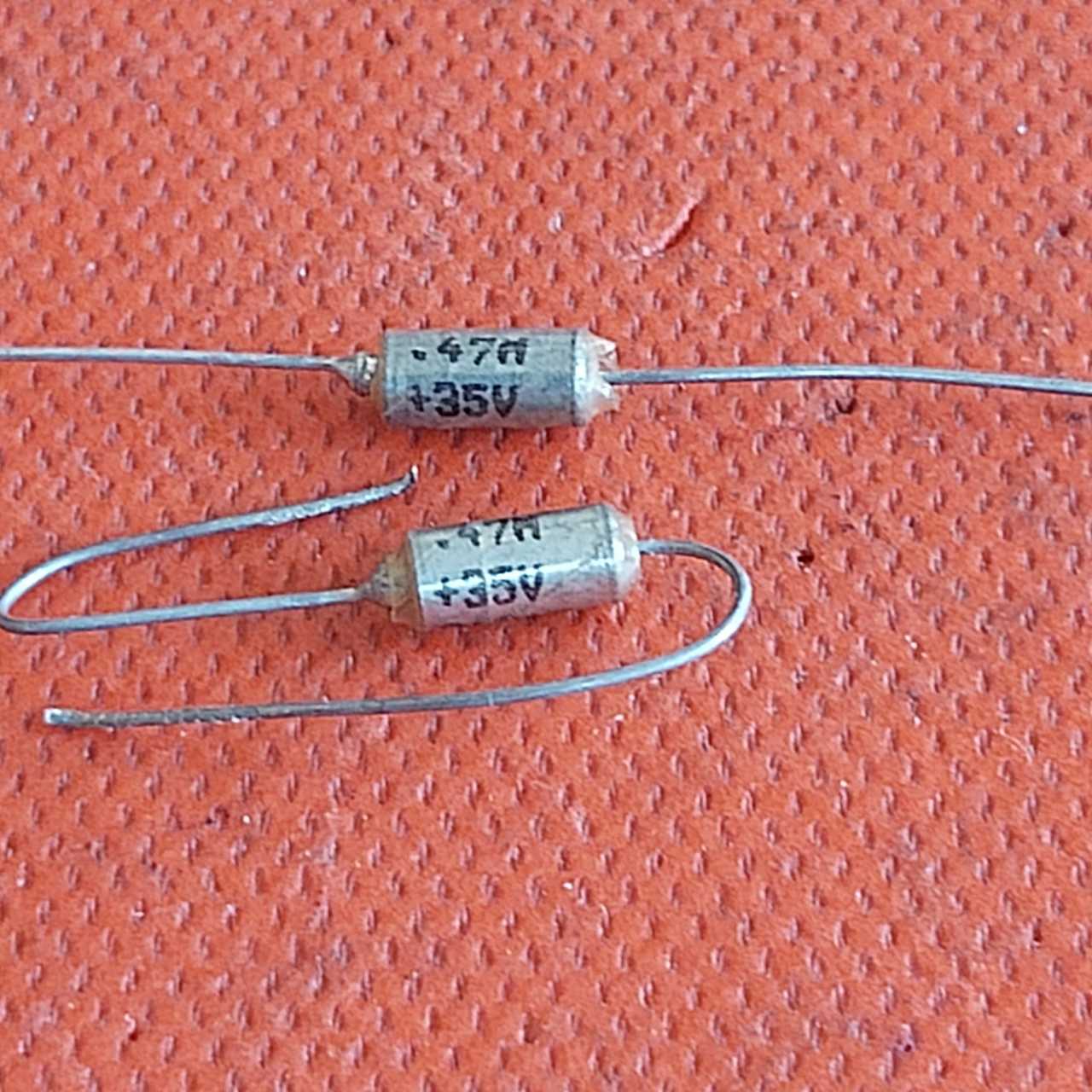 0.47uF 35V Aksiyel Tantal Kondansatör  (-40V +125V ) Askeri kılıf