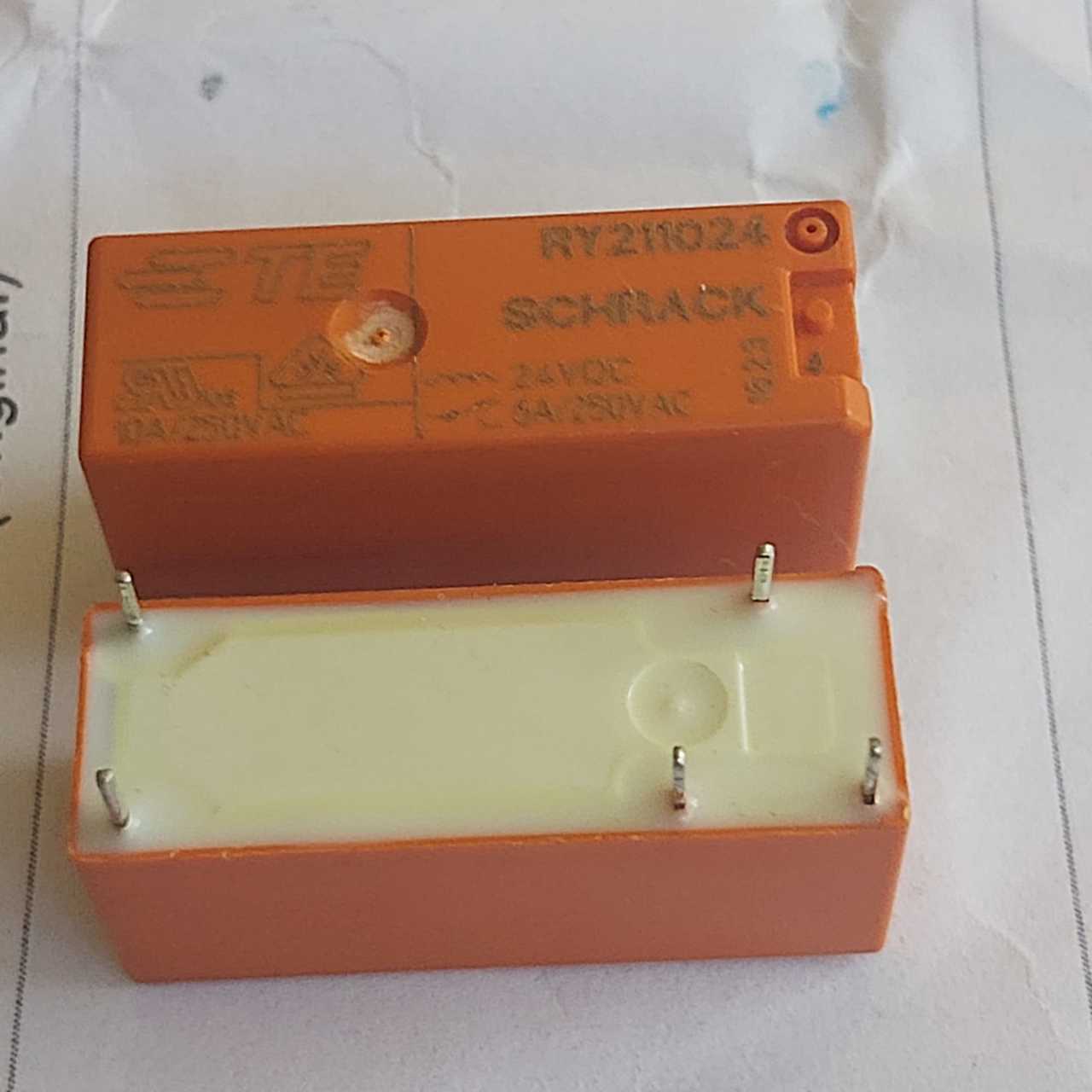 RY211024 24V 8A Schrack Röle (er) 5 pin (A)