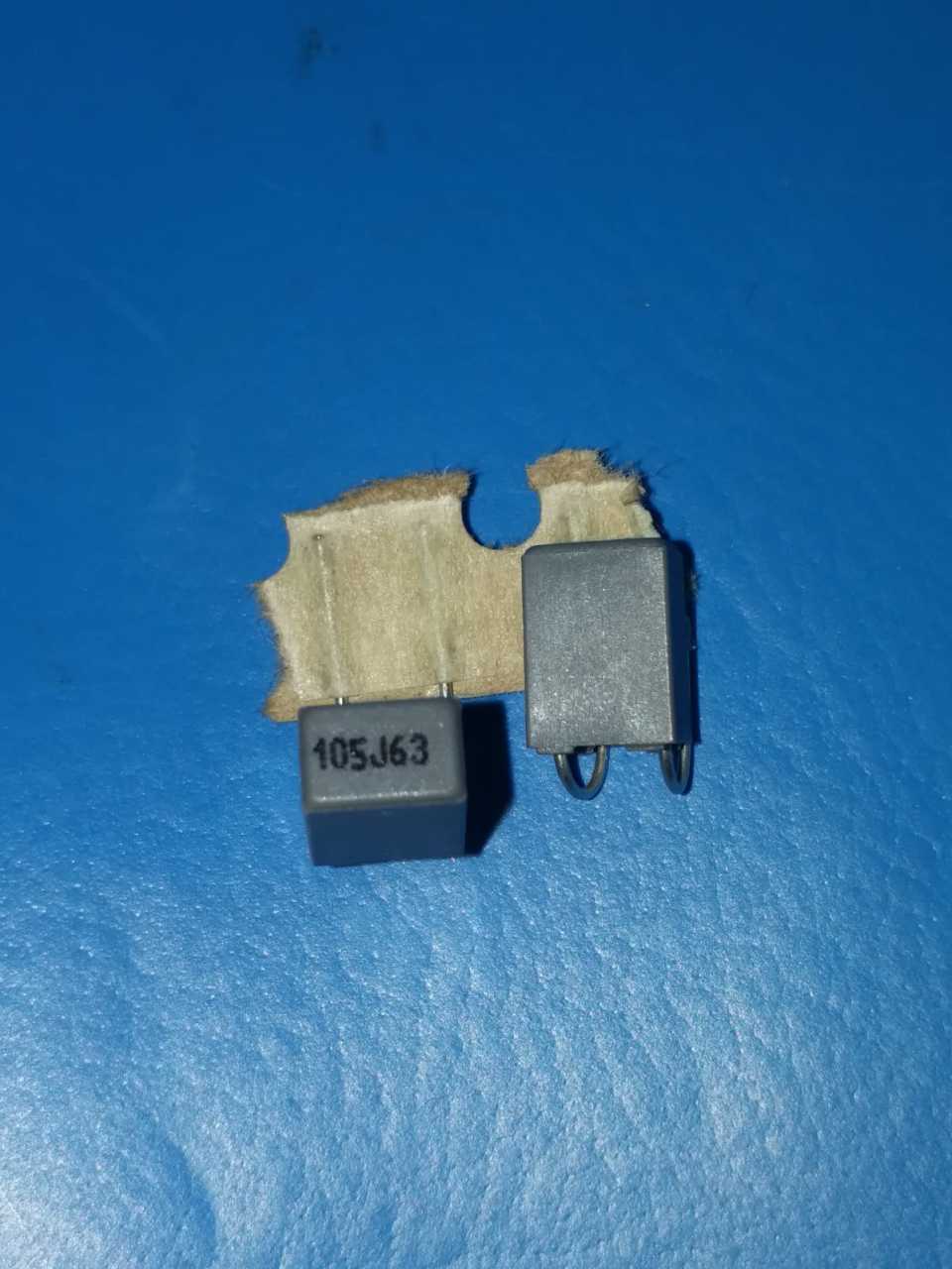 1uF 63V Polyester Kondansatör ( 7x9X4MM)  (Bacak aralığı 5.08mm)