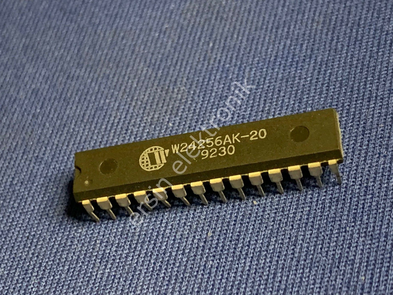 W24256AK-20 32K × 8 CMOS STATIC RAM (SRAM)